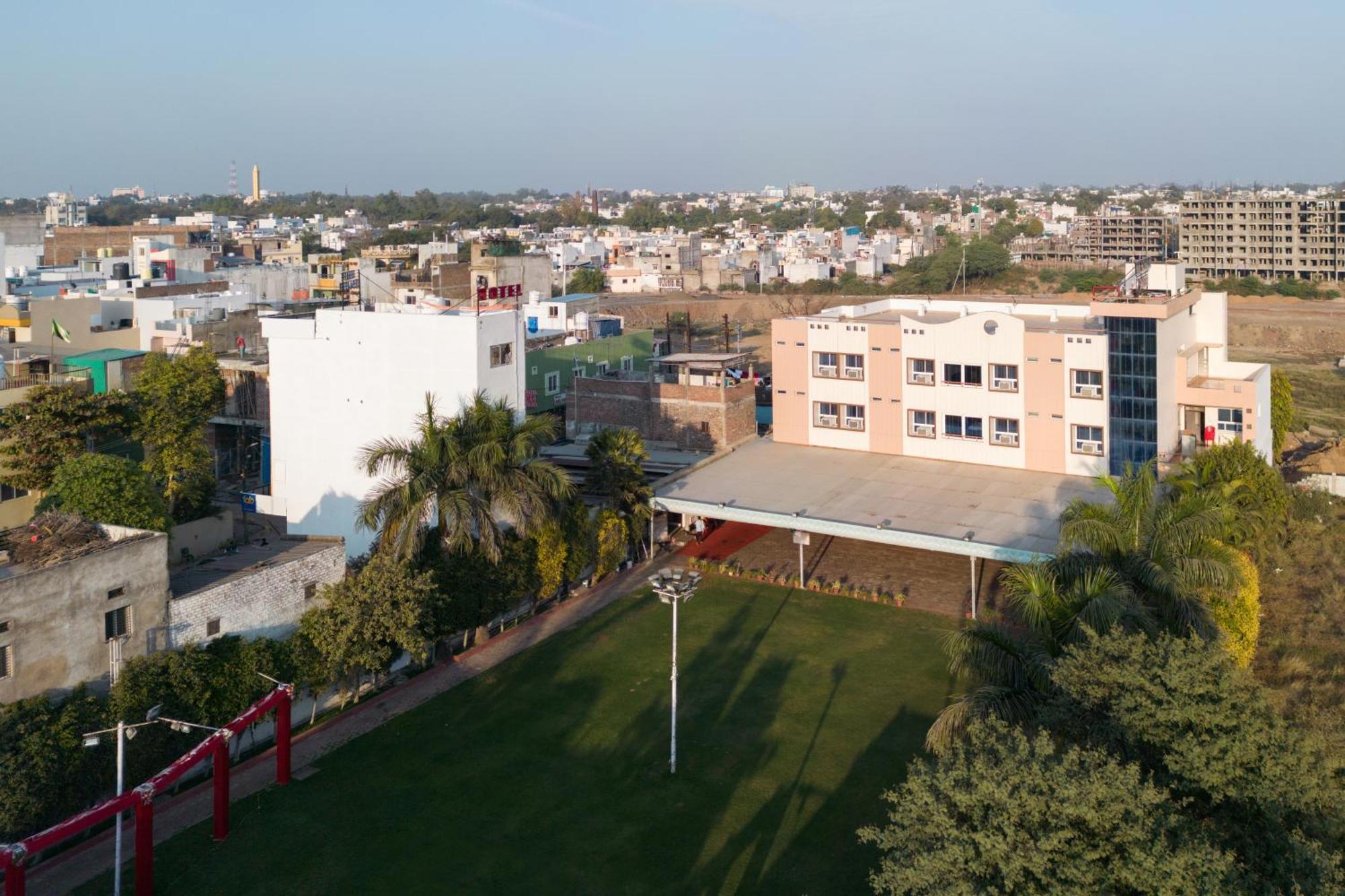 Hotel Ruchishree Garden Ujjain Esterno foto
